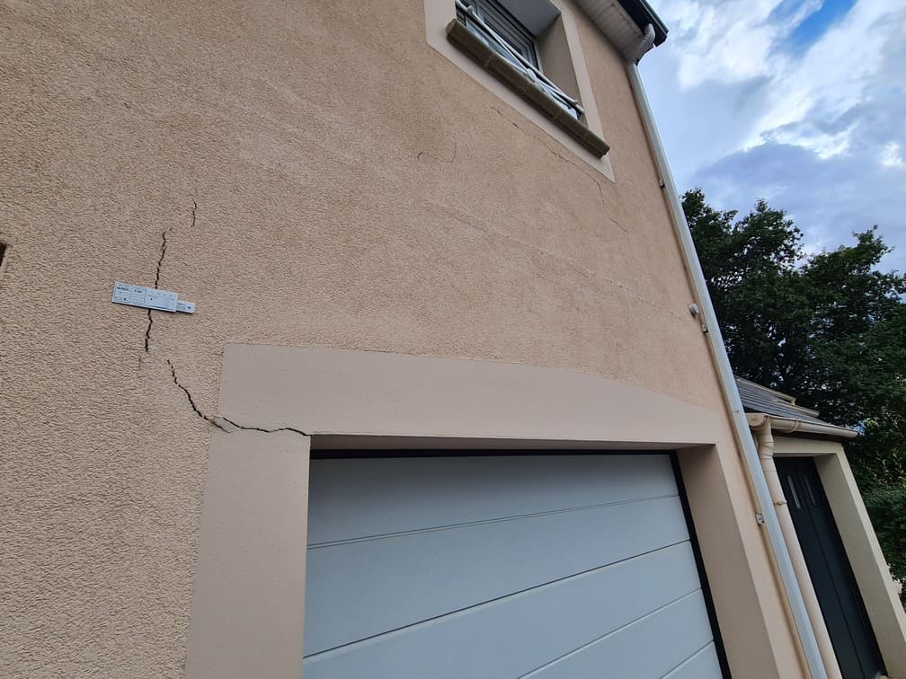 Fissure sur façade de maison à Nantes