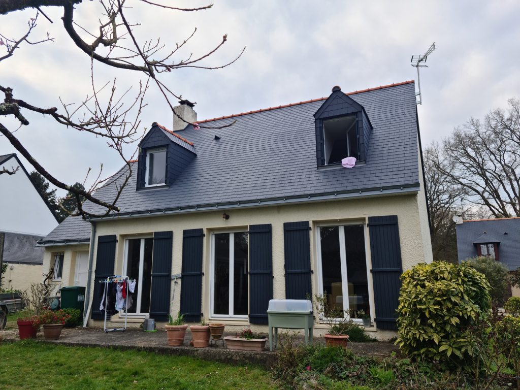 Maison nantaise avec toiture rénovée et peinte en gris ardoise.