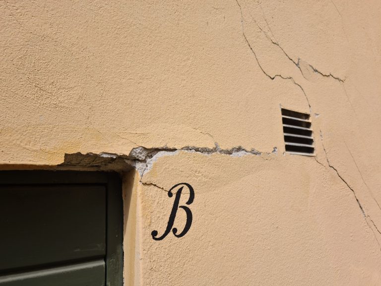 Les fissures de façade sont-elles couvertes par l’assurance ?