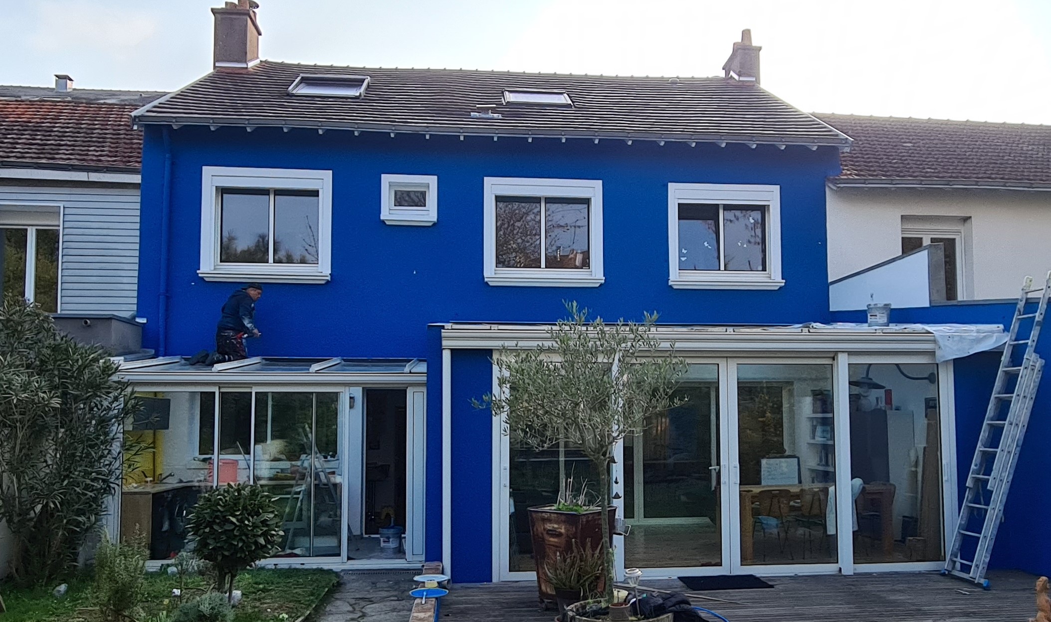 Façade de maison bleu roi près de Nantes