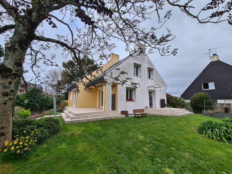 Faut-il nettoyer ou peindre sa façade à Nantes et dans son agglomération ?