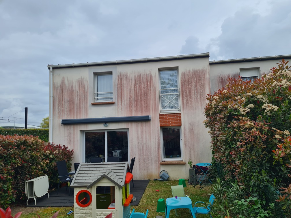 facade-sale-traces-rouges