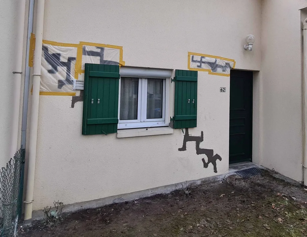 Une façade réparée… mais marquée