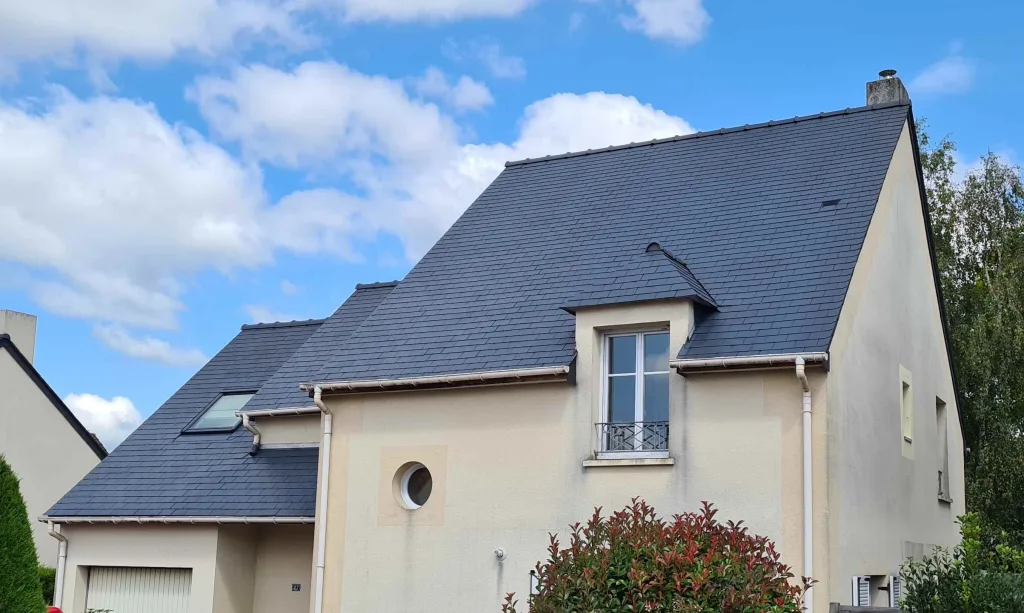 La mise en peinture d’une toiture à Nantes : une solution durable pour protéger et embellir les ardoises