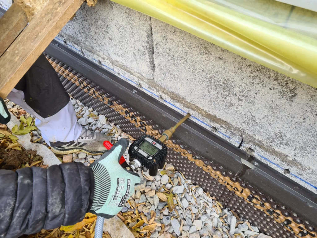 Le produit hydrofuge est ensuite injecté à l’aide d’un matériel spécifique