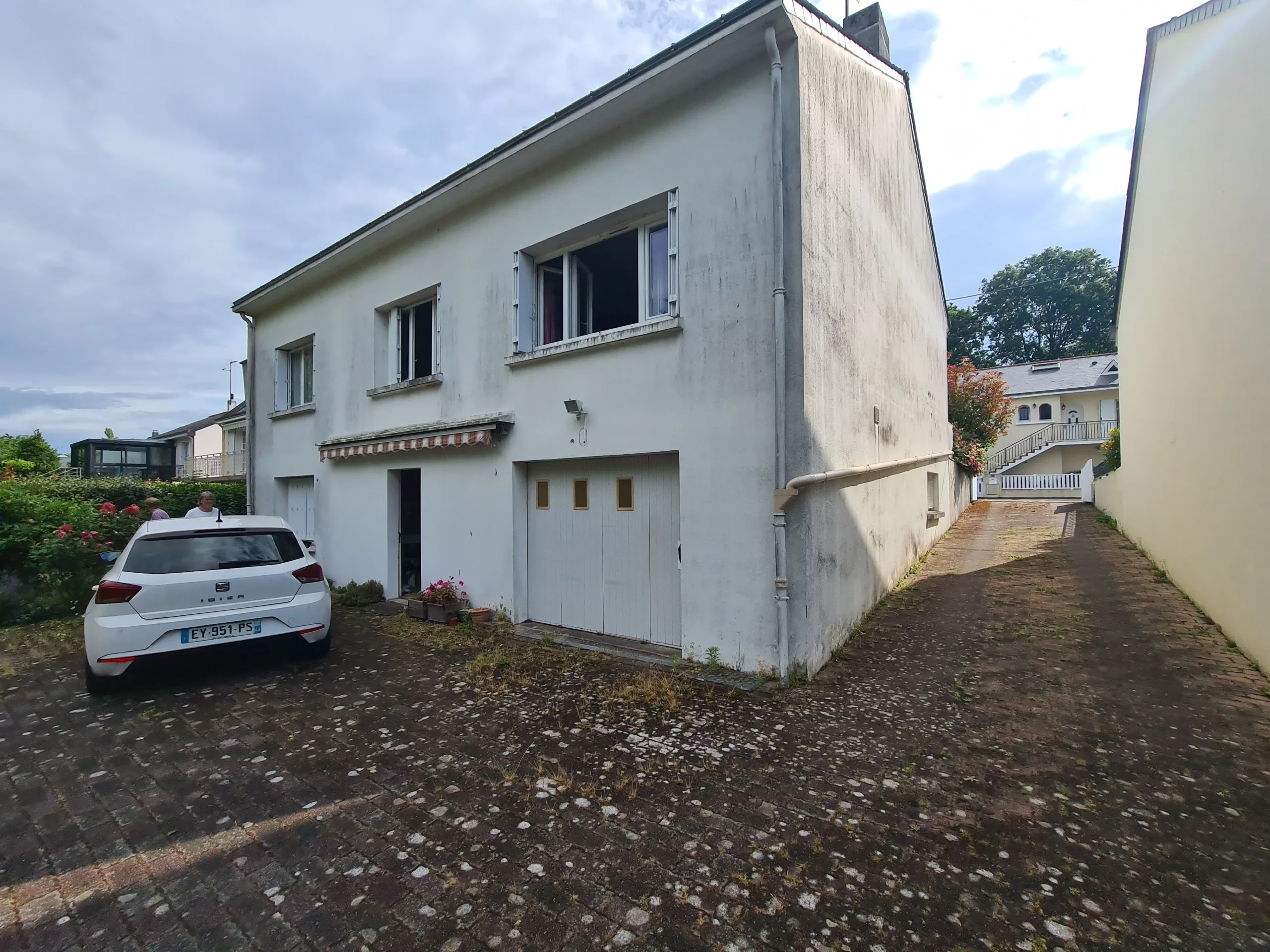 Les maisons construites dans les années 1970 ont longtemps bénéficié d’enduits robustes mais souvent basiques.