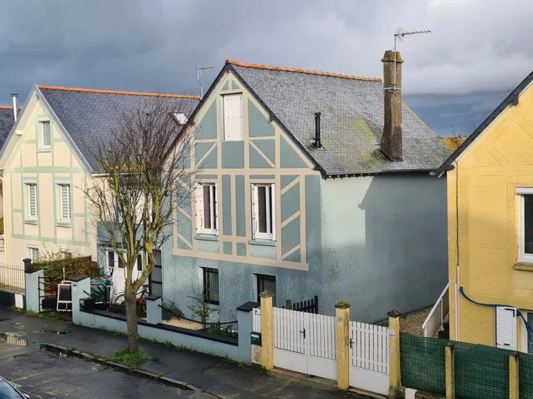 Façades et pluie à Nantes : pourquoi un ravalement est indispensable pour protéger durablement votre maison
