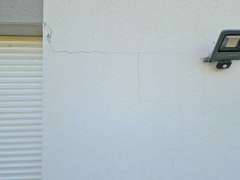 Fissures fines sur façade : le faïençage, premier signe d’une façade à ravaler