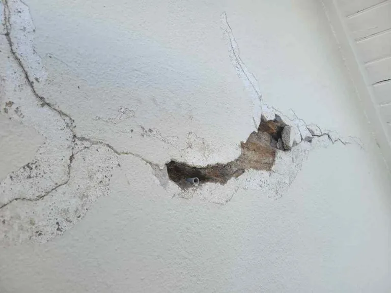 Microfissures et fissures structurelles : comment faire la différence sur une façade à Nantes et dans son agglomération