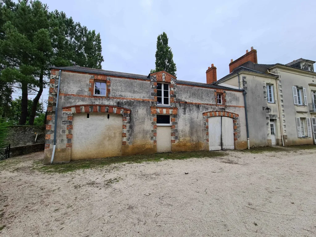Nettoyage d’un petit château près de Nantes : comprendre et entretenir des enduits anciens