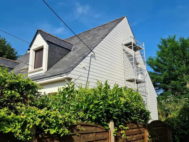 Pose d'un bardage esthétique et durable sur façade