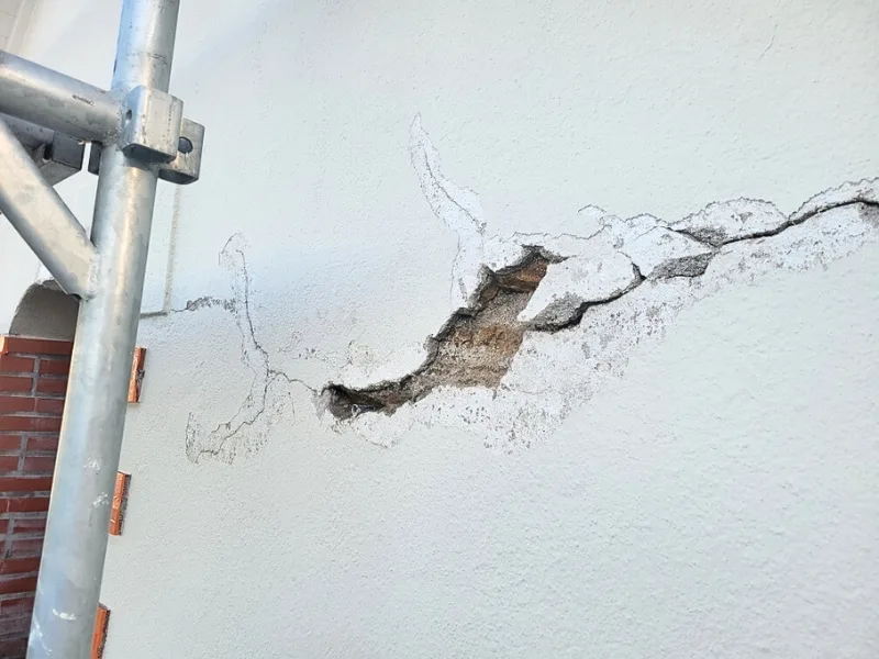 fissures-exterieure-facade-nantes La fissures extérieures sur la façade qui génère de l'humidité à l'intérieur de l'habitation