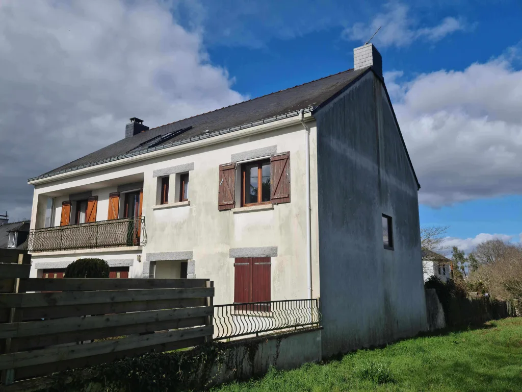 les parpaings, les planchers et la structure même du bâti apparaissaient en transparence sous l’effet de l’humidité.