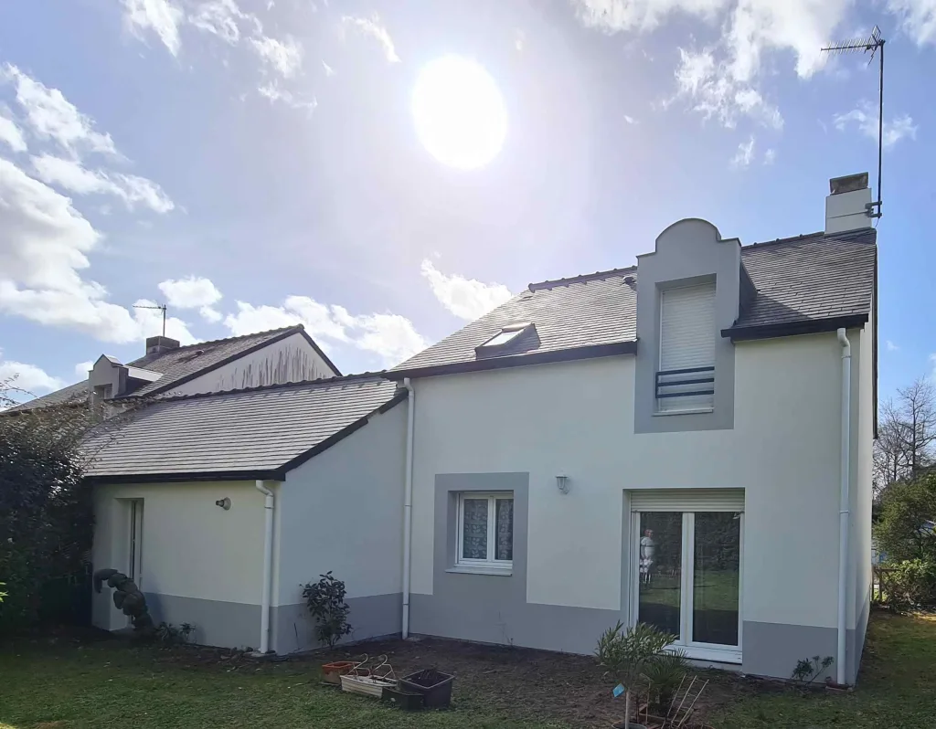 Choisir une peinture extérieure pour une façade exposée plein sud ne se limite jamais à une question de couleur.