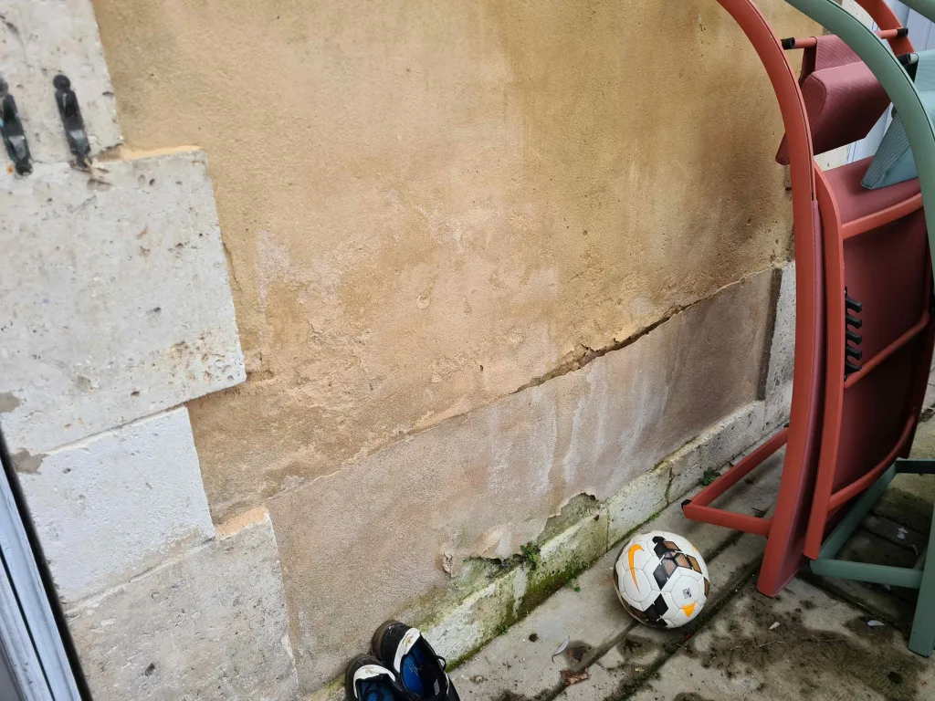 À Nantes, les soubassements ont historiquement été conçus pour absorber et limiter localement les remontées d'humidité.