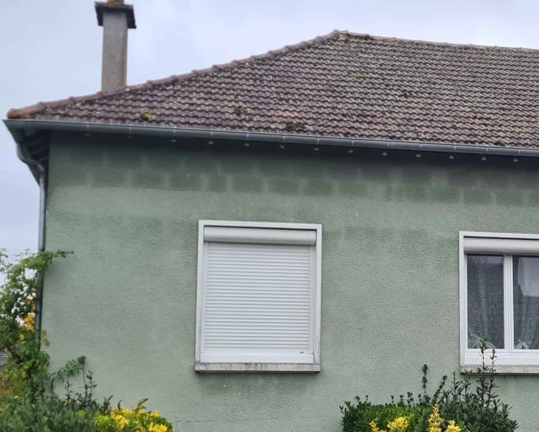 Traces de parpaings visibles après la pluie : l’effet de spectre sur les façades