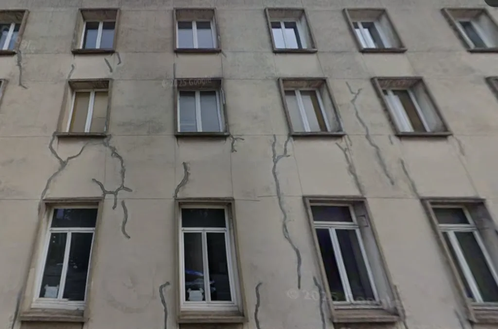 Fissures liées aux contraintes structurelles