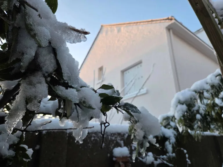 Neige en Loire-Atlantique : comment protéger vos façades contre le gel et l’humidité cet hiver ?