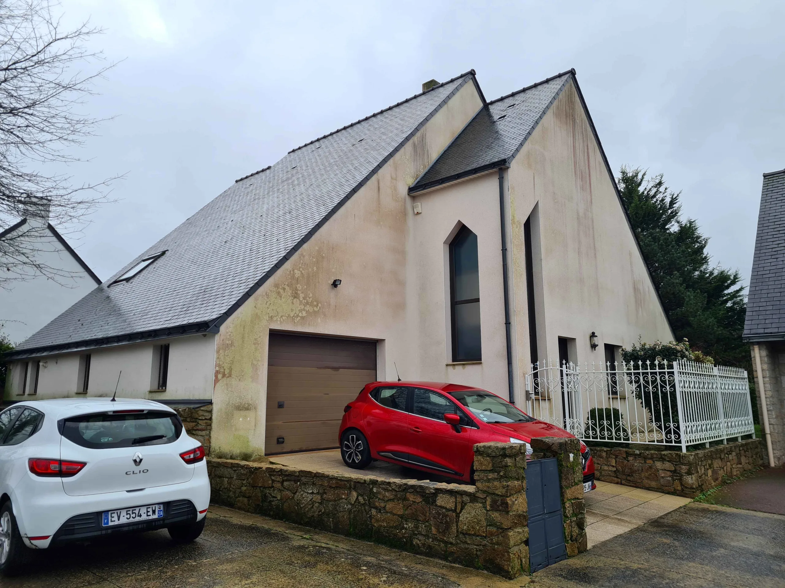 Au fil des années, les enduits se sont fortement encrassés.