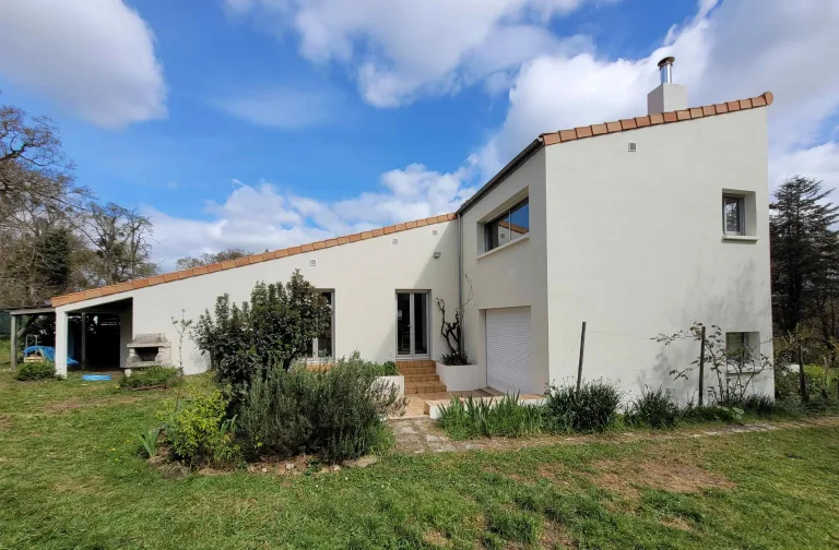 Ravalement de façade à Rezé : redonner vie à une maison exposée à l’humidité