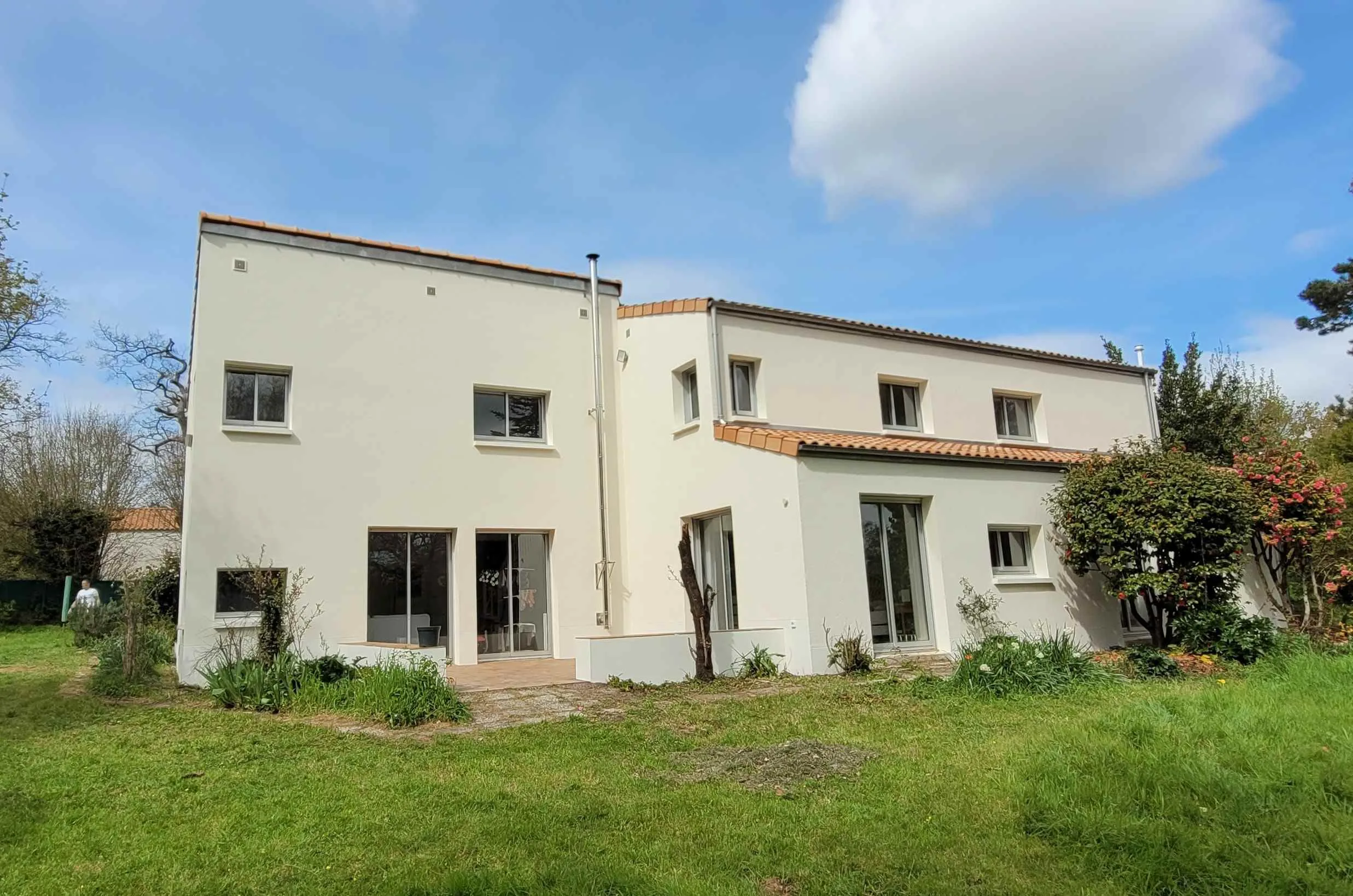 On pense souvent au ravalement de façade comme à une opération esthétique. Pourtant, il s’agit avant tout d’une intervention technique, destinée à préserver l’intégrité du bâtiment.