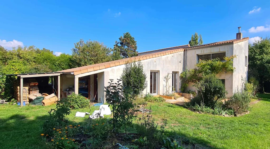 Dans ce cas précis, les enduits n’avaient jamais été ravalés depuis la construction de la maison. Ils étaient restés bruts, sans protection particulière contre les agressions extérieures.