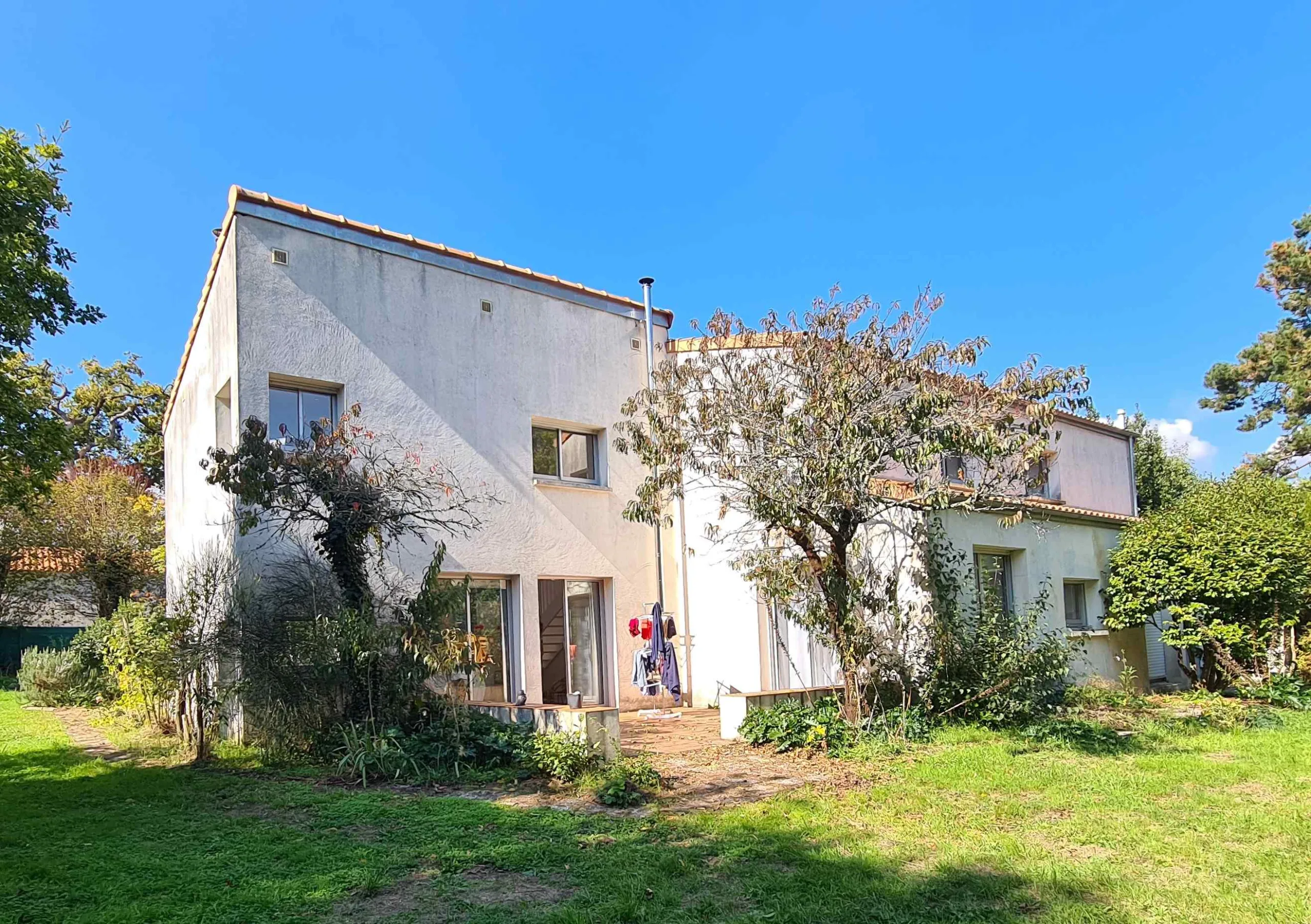 Dans ce cas précis, les enduits n’avaient jamais été ravalés depuis la construction de la maison. Ils étaient restés bruts, sans protection particulière contre les agressions extérieures.