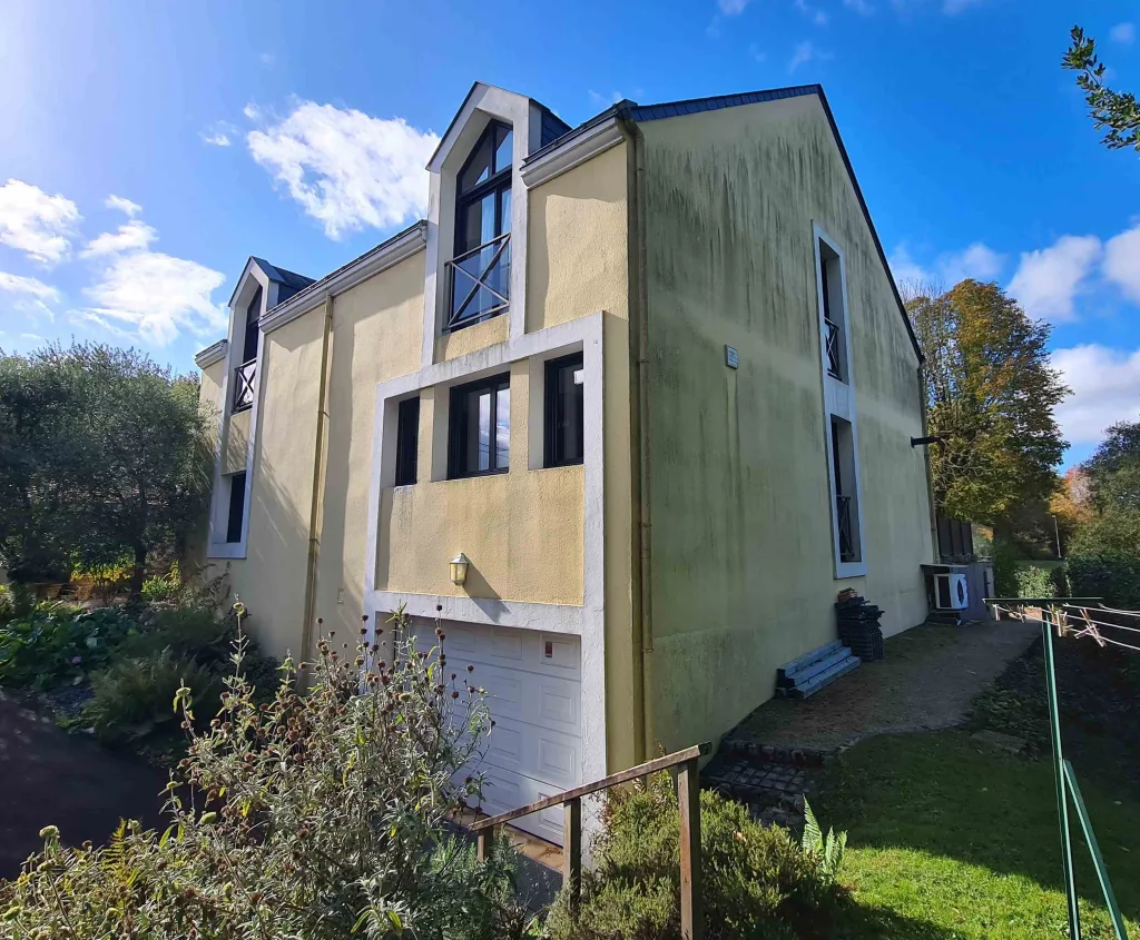 Dans l’agglomération de Nantes, où les maisons s’inscrivent souvent dans un cadre verdoyant, les façades sont soumises à des contraintes particulières.