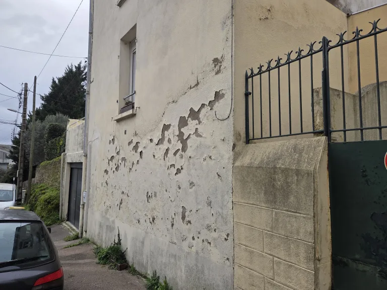 Traitement des remontées capillaires à Nantes : comprendre et traiter durablement l’humidité dans les maisons anciennes