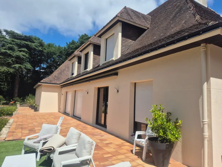 Ravalement de façade de maison des années 80 à Sautron