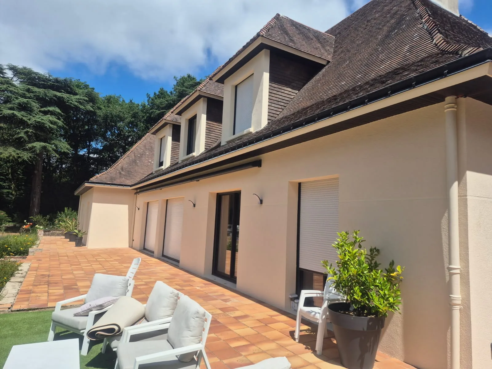 Ravalement de façade à Sautron : rénovation complète d'une maison des années 80 avec enduit organique décoratif