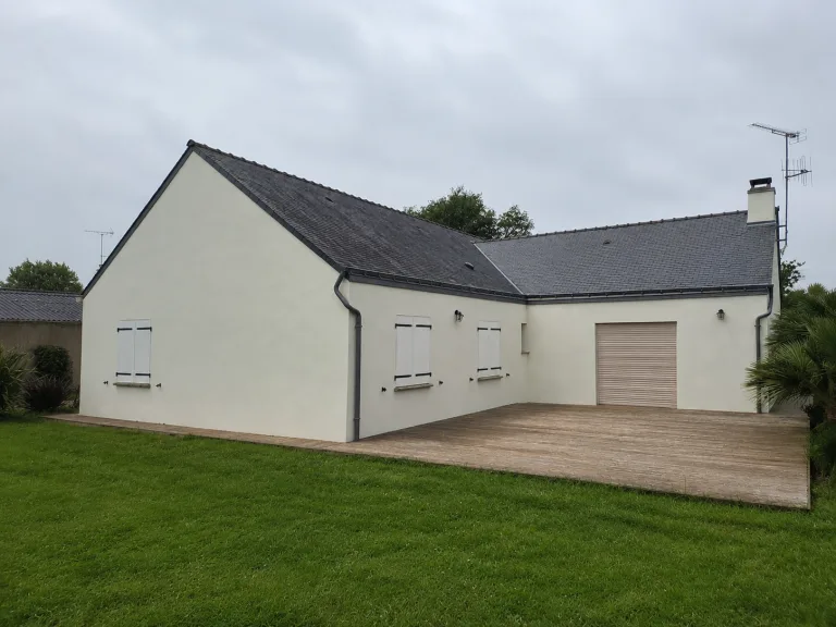 Ravalement d’une maison contemporaine des années 2000 dans l’Ouest nantais : protéger les façades avant l’apparition des désordres