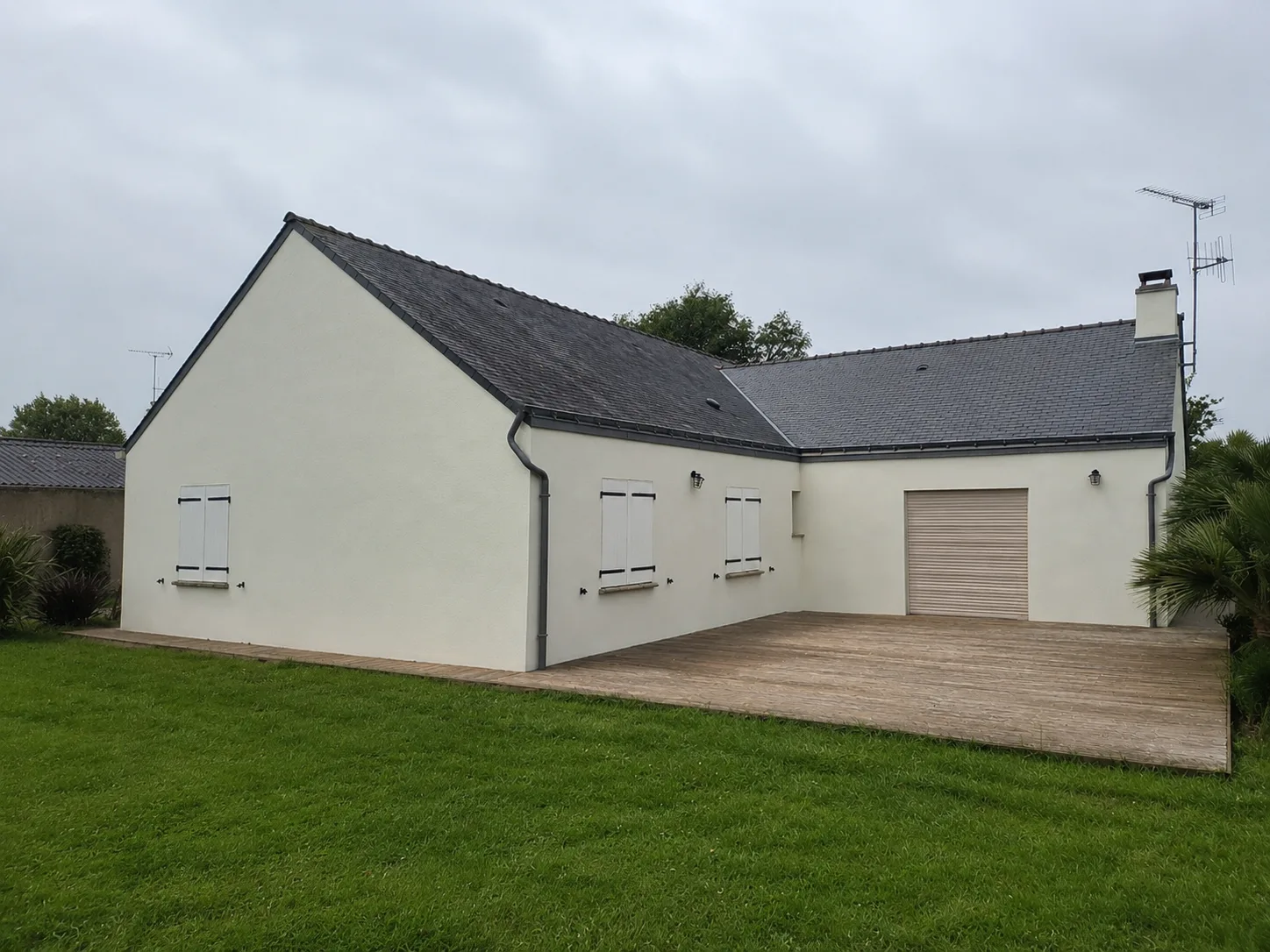 Ravalement d'une maison contemporaine des années 2000 dans l'Ouest nantais : protéger les façades avant l'apparition des désordres