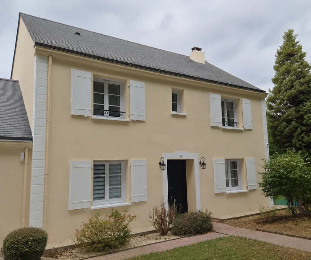 Découvrez le ravalement d’une maison à Carquefou : nettoyage, réparation, protection des enduits et nouvelle harmonie de teintes.