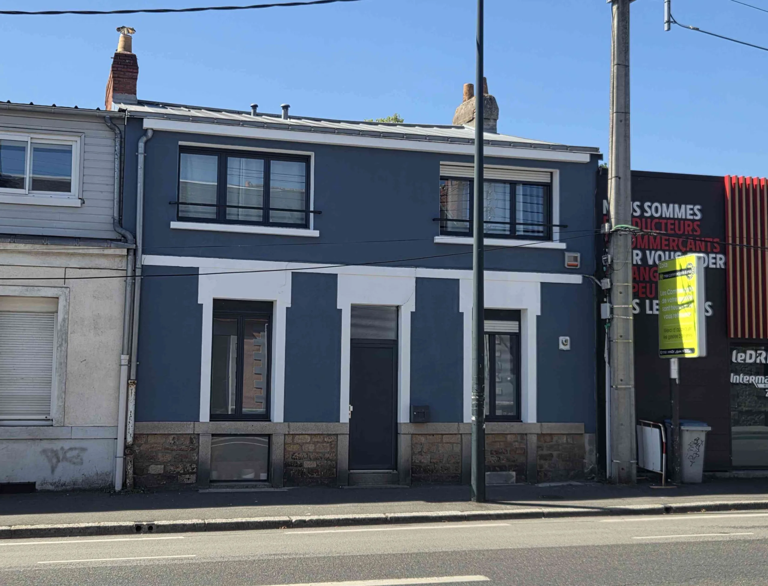 À Nantes, certains quartiers se distinguent par leurs alignements de maisons de ville construites principalement entre la fin du XIXe siècle et la première moitié du XXe siècle. On retrouve cette architecture dans les quartiers Saint-Félix, Saint-Donatien, Zola ou Doulon, ainsi que dans une grande partie de la première couronne entourant le centre-ville.