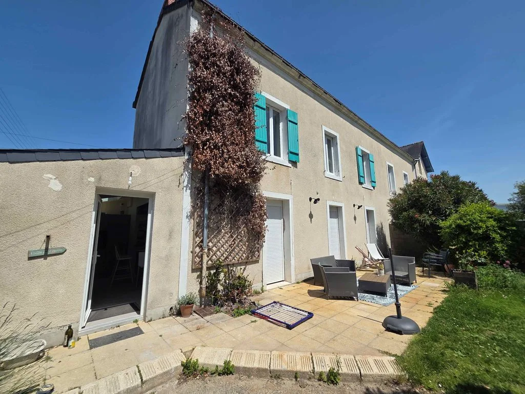 La façade avant de cette maison est recouverte d’un enduit projeté à fort relief. Très poreux, ce type de support absorbe rapidement l’eau et la peinture. Sa rénovation demande un nettoyage soigné et une application suffisamment garnie pour obtenir une protection et une opacité homogènes.