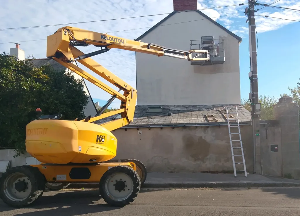 Le ravalement d’une façade ne dépend pas uniquement de l’état de l’enduit. La configuration de la maison, la présence d’une extension ou la proximité de câbles peuvent rendre l’accès beaucoup plus complexe. Sur cette maison des années 1930 située à Nantes, le principal défi consistait à atteindre un pignon placé au-dessus d’une ancienne dépendance à toiture inclinée.